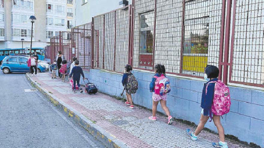 Entrada de alumnos en un colegio de Cambre (A Coruña).