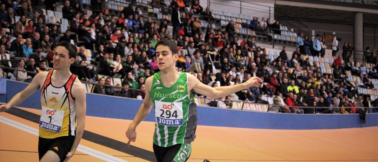 El público asiste a una prueba de atletismo en la Comunidad.