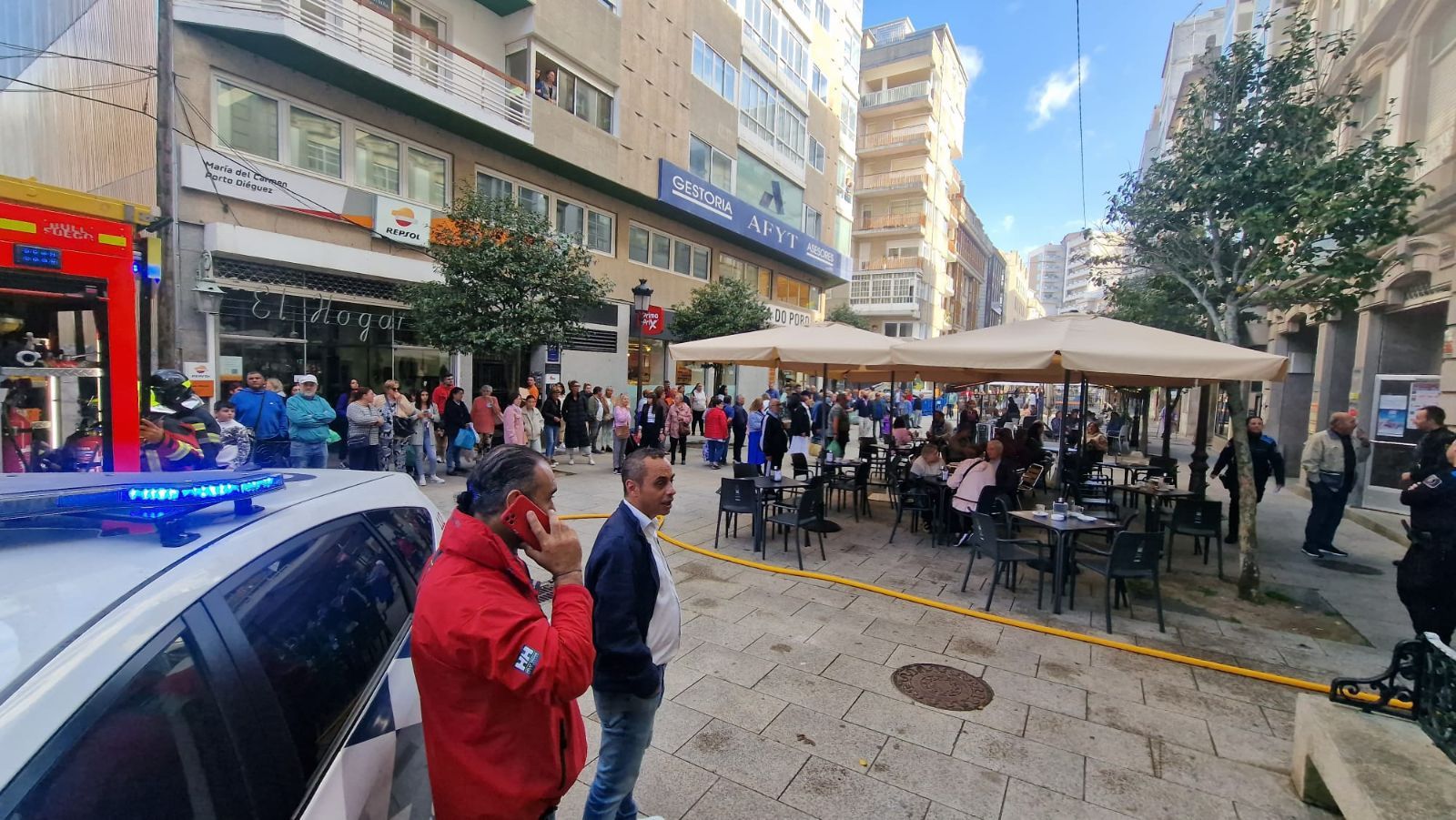 Alarma en Vilagarcía tras una explosión y un incendio en el bajo de un edificio