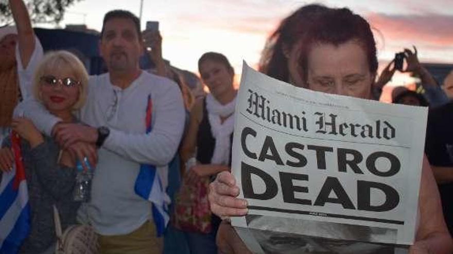 Una mujer lee la noticia de la muerte de Castro en un diario de Miami. // Efe