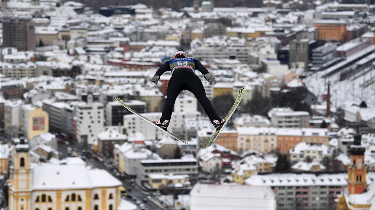 Karl Geiger, de Alemania, vuela por los aires durante sus entrenamientos en la tercera etapa del torneo de salto de esquí Four-Hills Vierschanzentournee en Innsbruck, Austria.