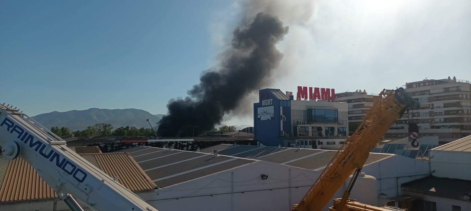 Declarado un incendio en una nave de patinetes en el polígono de La Azucarera