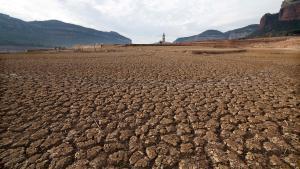 Esta fotografía tomada el 15 de enero de 2024 muestra la iglesia de Sant Roma de Sau en la orilla del estiaje del embalse de Sau, situado en la provincia de Girona en Cataluña. Cataluña lucha contra una sequía histórica desde hace tres años y algunos residentes ya experimentan restricciones de agua en su vida diaria.