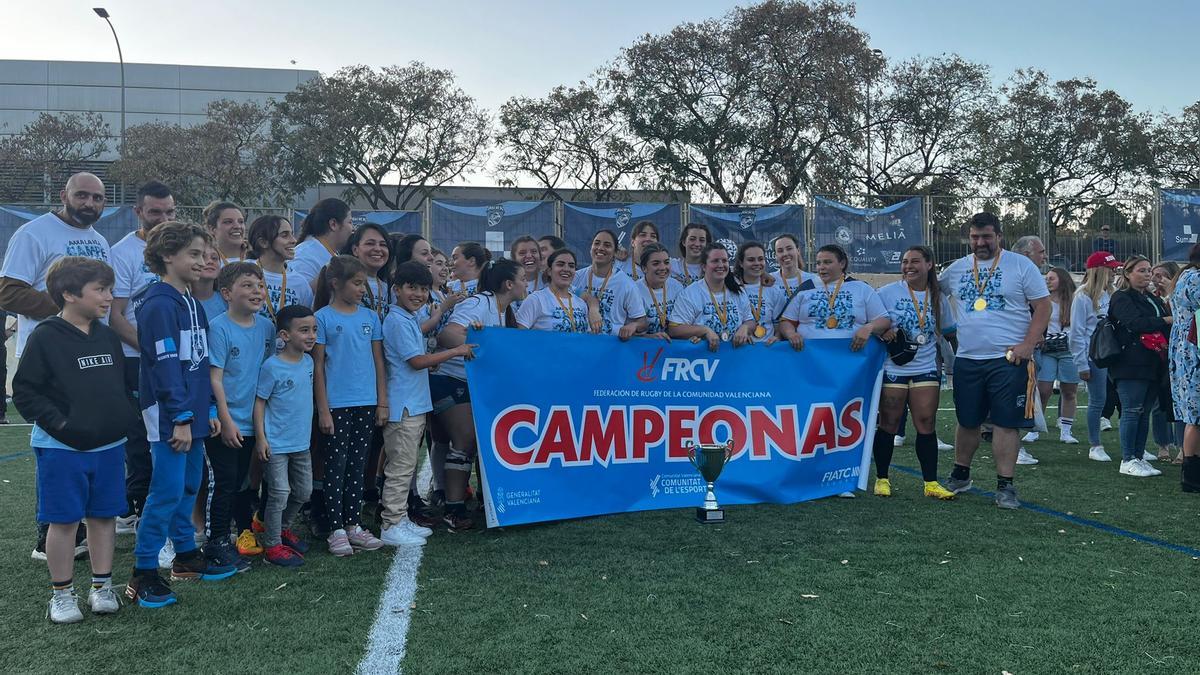 Las jugadoras del equipo alicantino celebran el título de campeonas autonómicas.