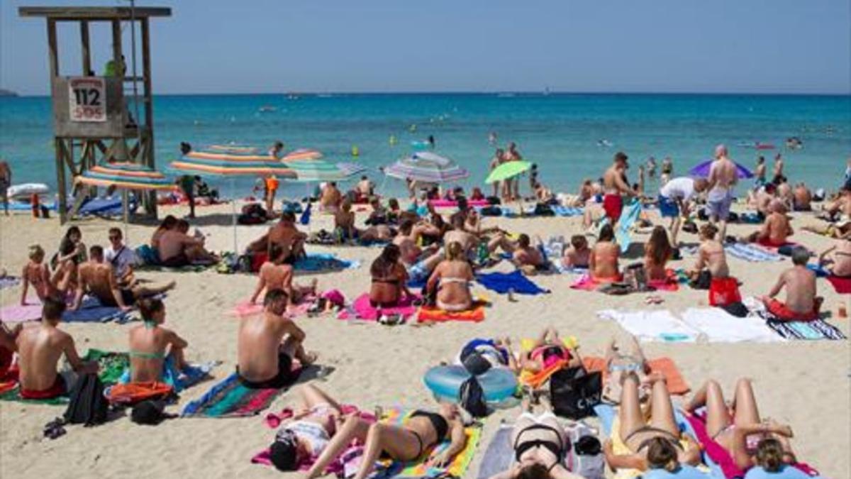 Una playa de Mallorca, el 5 de julio, destino final de turistas que habían planeado ir el norte de África y Turquía.