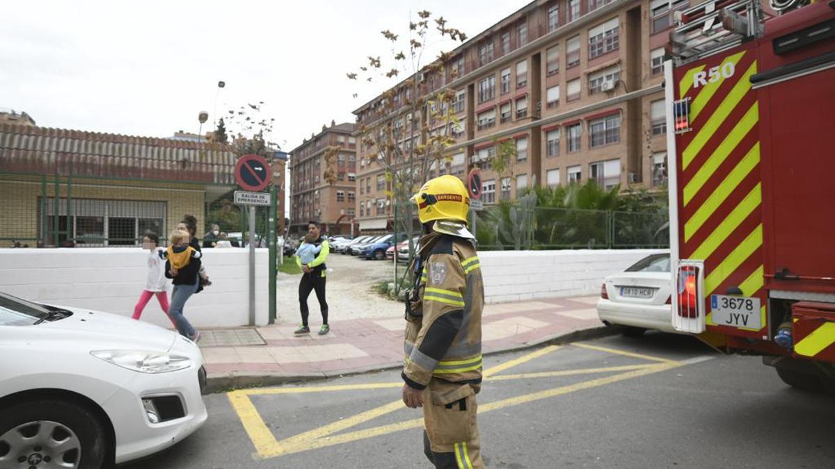 Bomberos trabajan en la escuela infantil de Murcia donde se produjo el incendio.