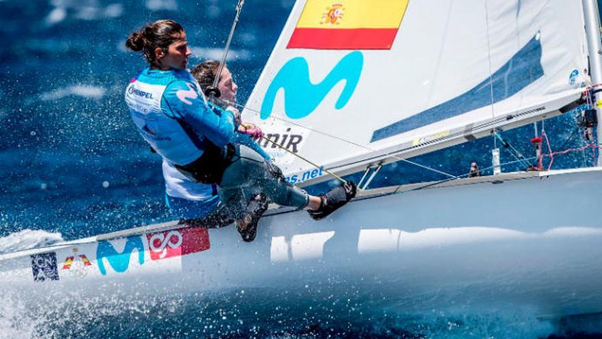 Patricia Cantero -en primer término- y su compañera Silvia Mas, durante la única regata que se celebraba ayer en su clase.