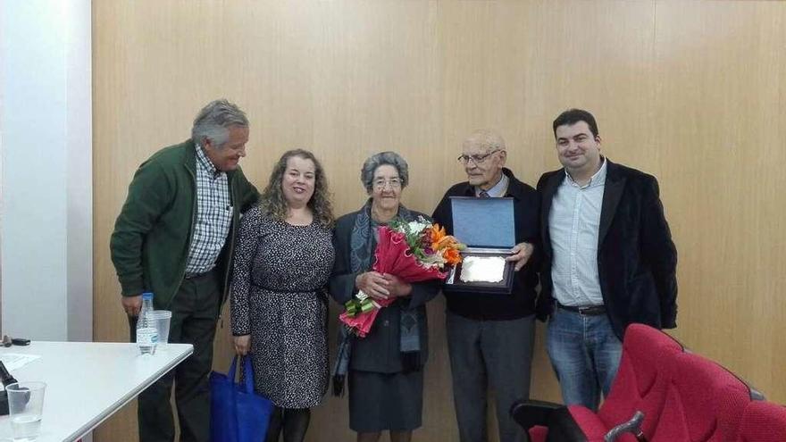 Por la izquierda, el catedrático Antonio Flórez; la concejala de Servicios Sociales, Ana Pérez; los homenajeados, Genara Valentina García Alonso e Isidro Suárez Fernández, y el alcalde de Salas, Sergio Higalgo, ayer.