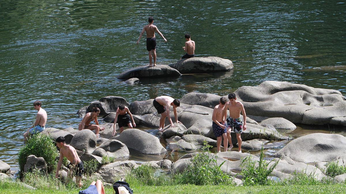Ourense calor y altas temperaturas bañistas orillas del rio Miño.
