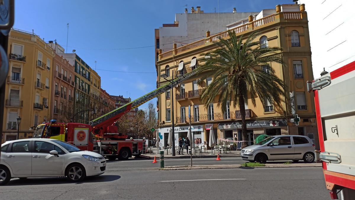 Momento del rescate de la mujer, con el vehículo de bomberos que permitió acceder a su balcón.