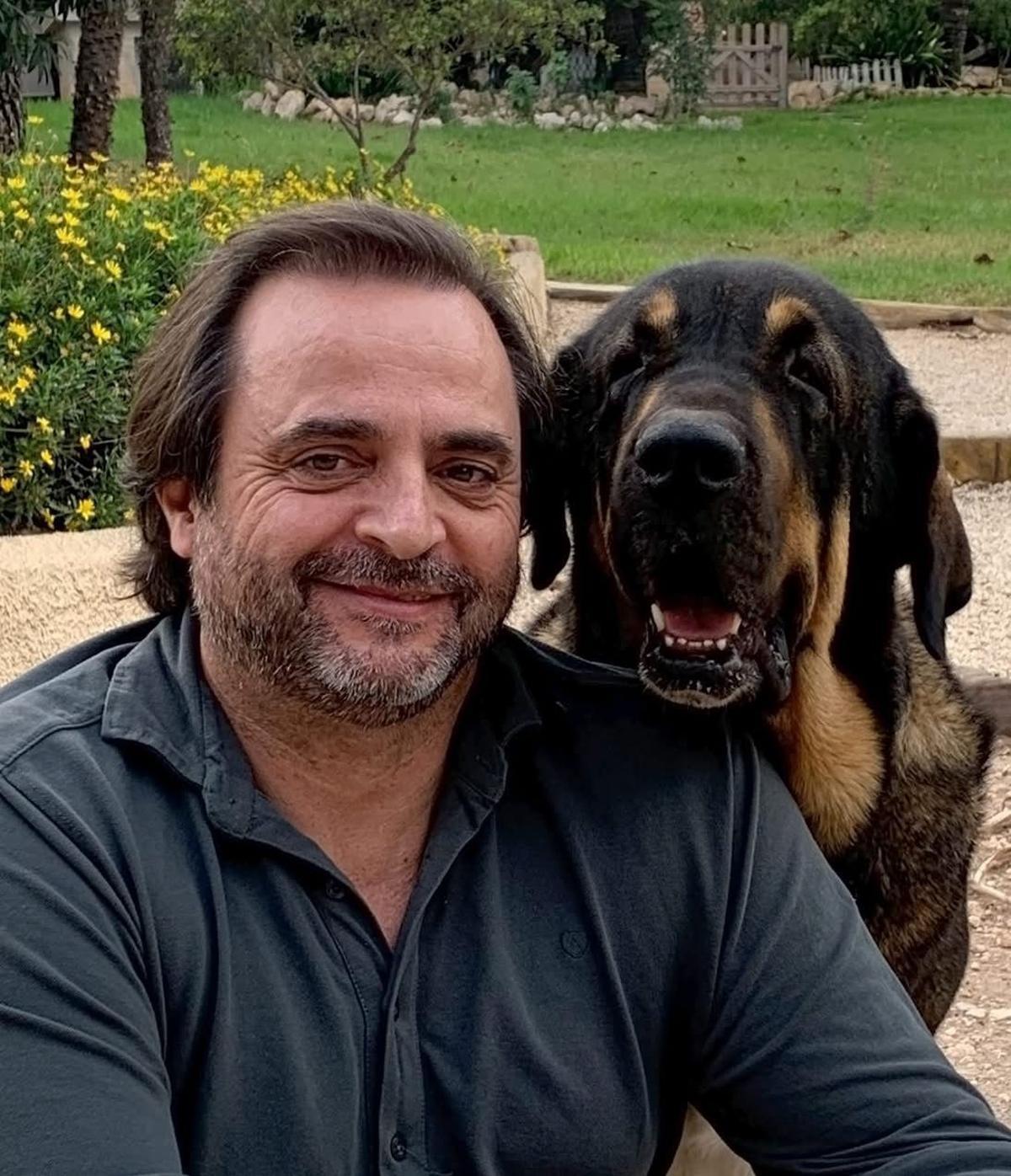 José Miguel Doval con su perra "Elsa"