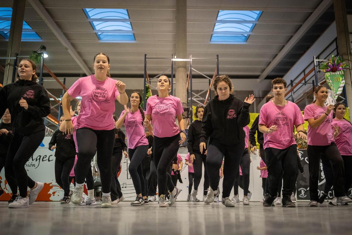 Parte del cuerpo de baile de la comparsa infantil Tropicana de Candelaria en pleno ensayo.