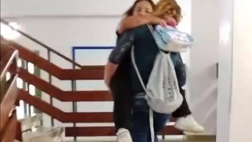 El esfuerzo diario de subir en brazos a la niña de Xàbia con los huesos de cristal por las escaleras del colegio (vídeo)
