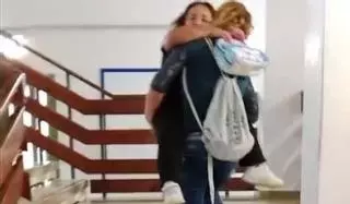 Suben a la niña de Xàbia con los huesos de cristal en brazos por las escaleras del colegio al no haber ascensor