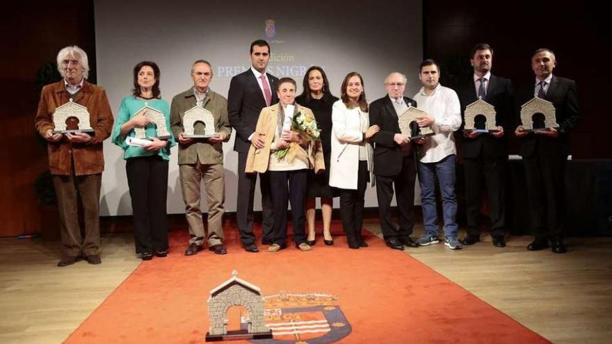 Foto de familia de autoridades y premiados, ayer, en la cuarta gala de los Premios Nigrán. // Adrián Irago