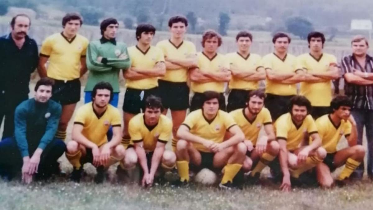 Xogadores do Campanal nunha imaxe de arquivo co adestrador, Miguel Lendoiro e Paco ‘o Cubano’   | // X.M.