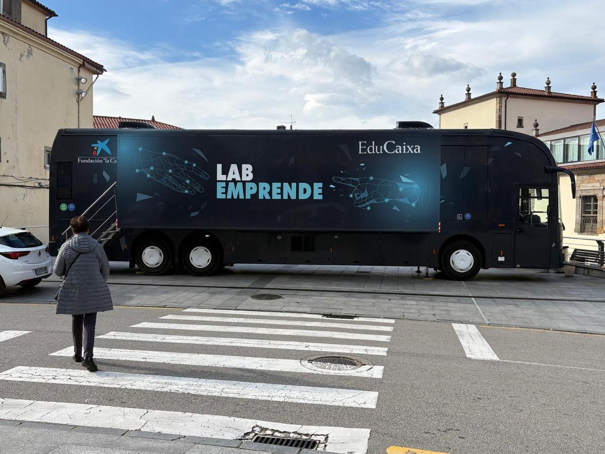 El autobús de "LabEmprende" en Tineo este lunes.