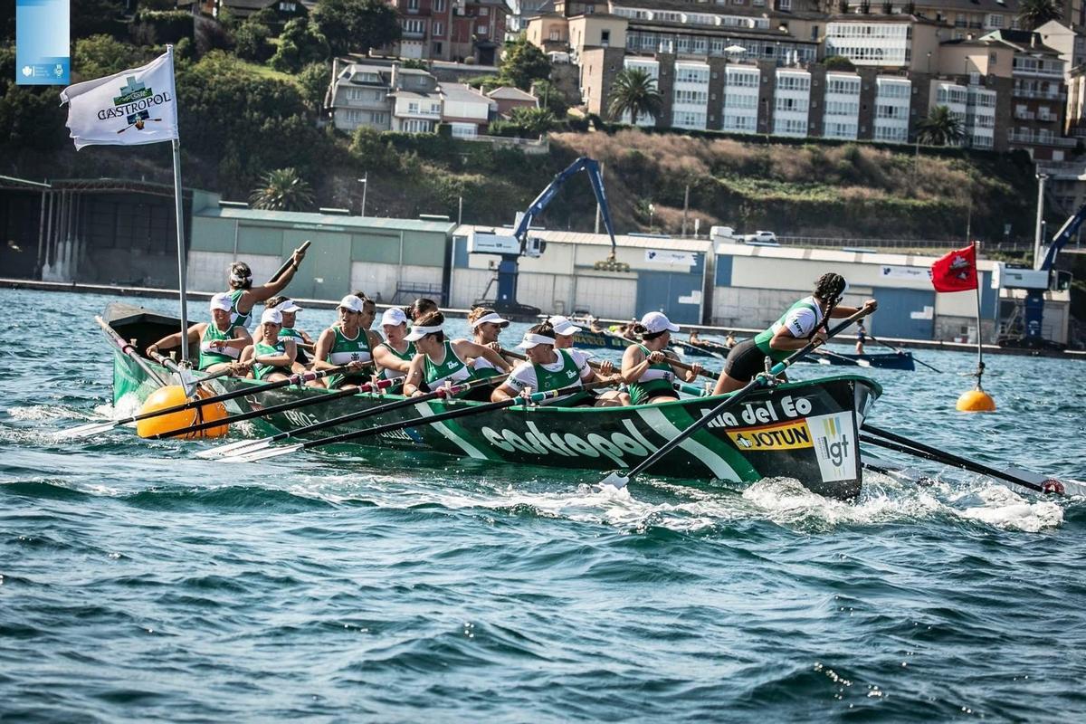 La trainera castropolense compitiendo en la Ría del Eo.