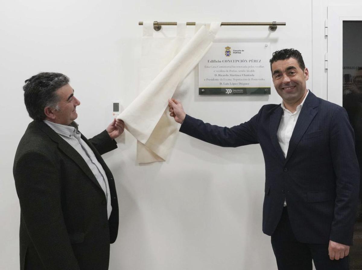 El alcalde Ricardo Martínez y López descubren la placa. |  FdV