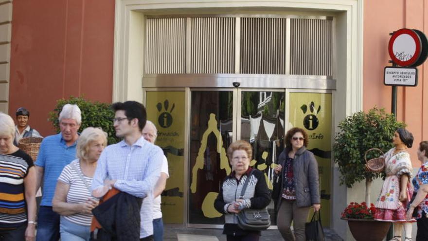 Turistas por la capital murciana, que sigue de celebraciones con las Fiestas de Primavera.