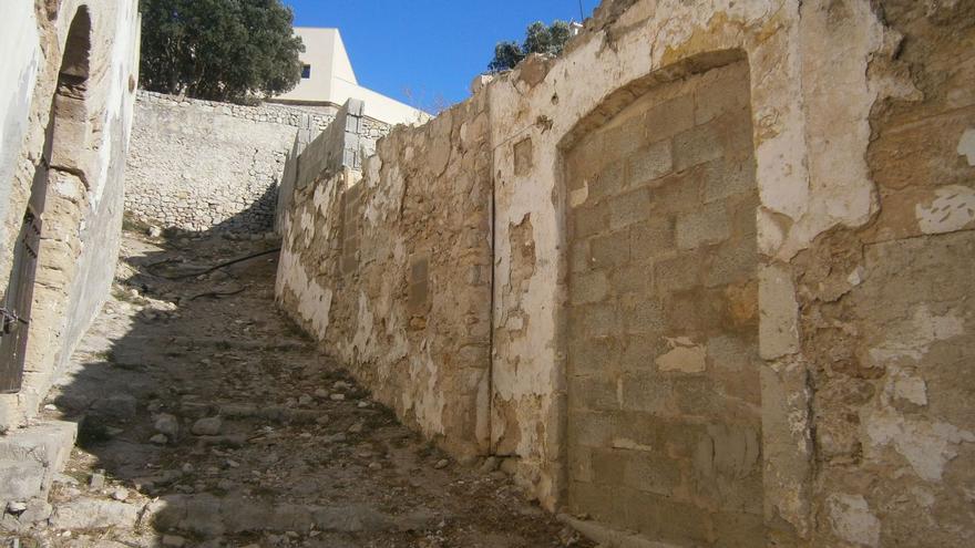 Façana del solar de l’antic hospital, al carrer de l’Hospital, a Dalt Vila, que era la principal dependència que tenia la Diputació Provincial a Eivissa. / F.C.