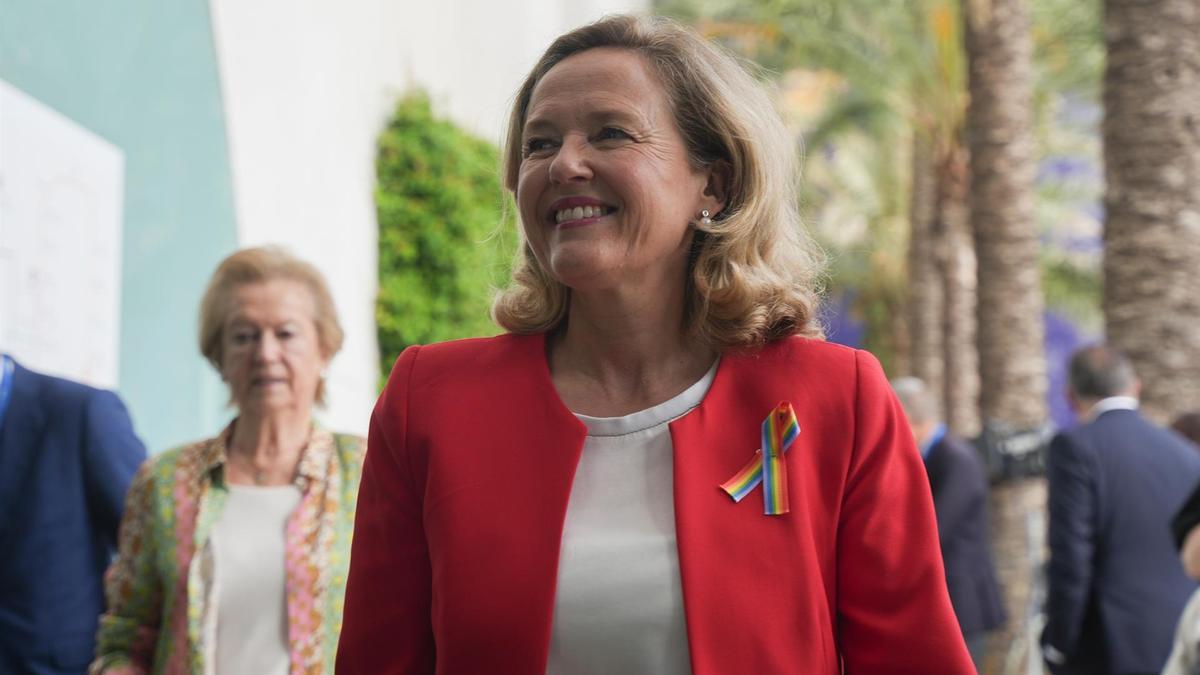 La presidenta del Banco Europeo de Inversiones, Nadia Calviño, llega al Foro de Prensa Ibérica en València, en el Palacio de las Artes de Valencia, a 27 de junio de 2024, en Valencia.