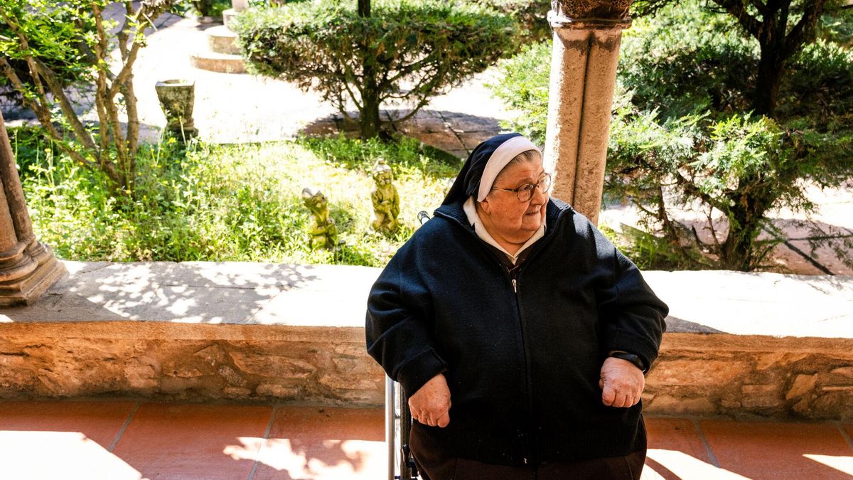 La germana Pilar Lumbreras al claustre del convent del carrer de Talamanca, el dia que en va marxar