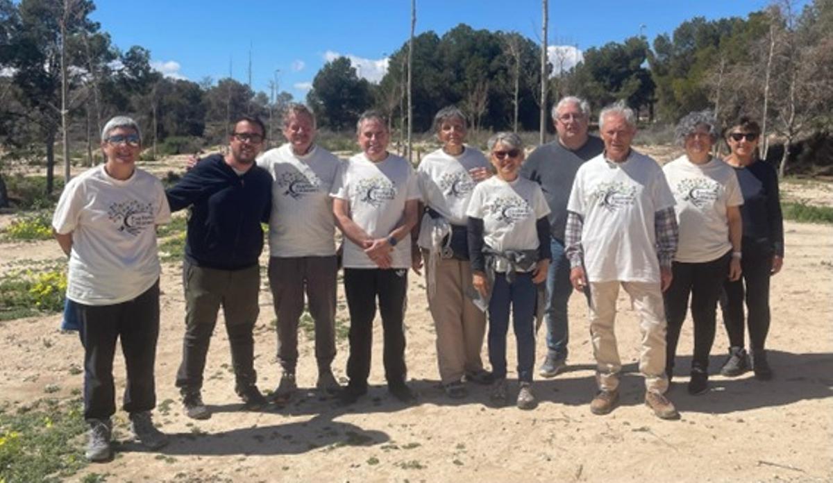Miembros de la asociación EcoXarxa l’Alacantí participantes en la replantación