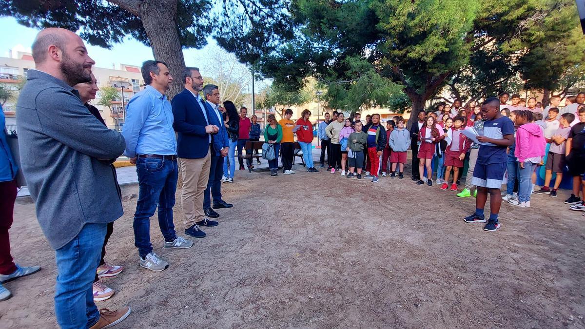 Los alumnos explican su intervención a una amplia representación institucional.