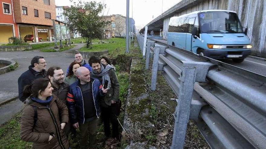 Los miembros de Podemos, en su ruta bordeando la A-66.