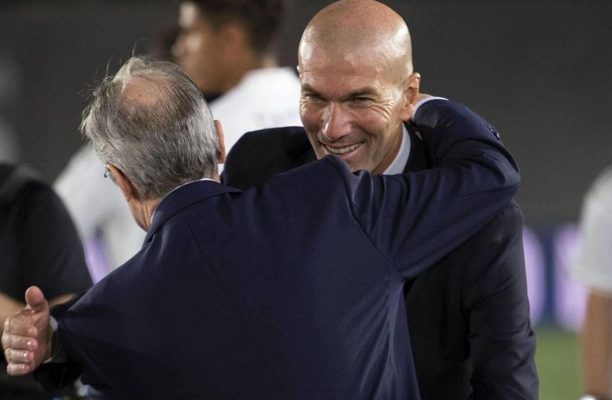 Zidane celebrando uno de sus títulos con el presidente del Real Madrid, Florentino Pérez