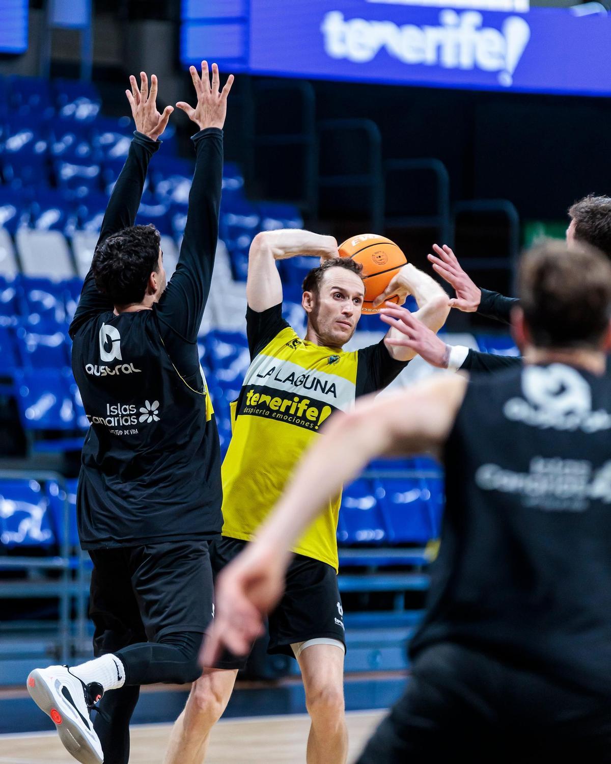 Huertas trata de pasar el balón ante la defensa de Fernández (i) y Guerra.