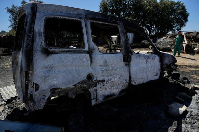 GALERÍA | El paso del fuego por Mámoles arrasa la explotación de Alfredo Fernándes