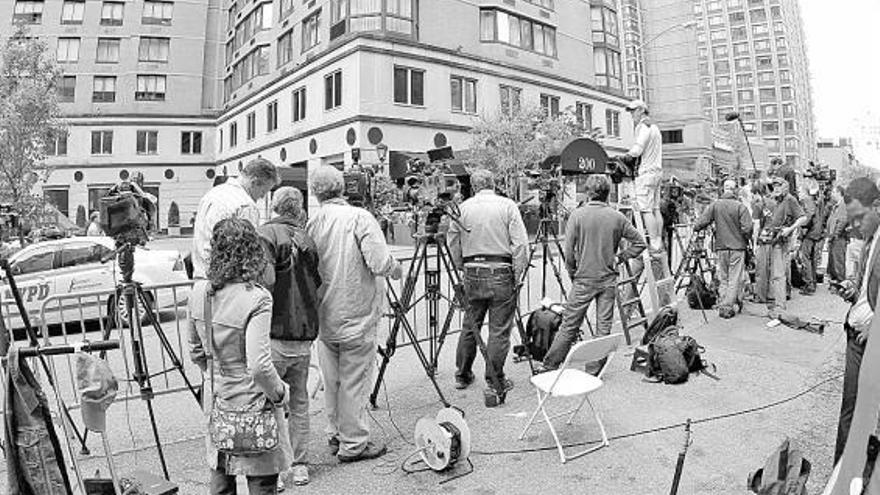 Los medios de comunicación hacen guardia ante el edificio de apartamentos que rechazó a Strauss-Kahn.