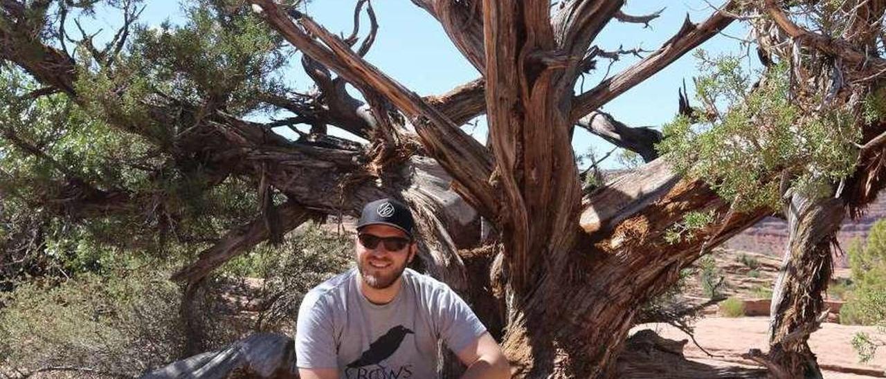 Matthew Schriek posa junto a un árbol en la localidad de Roy.