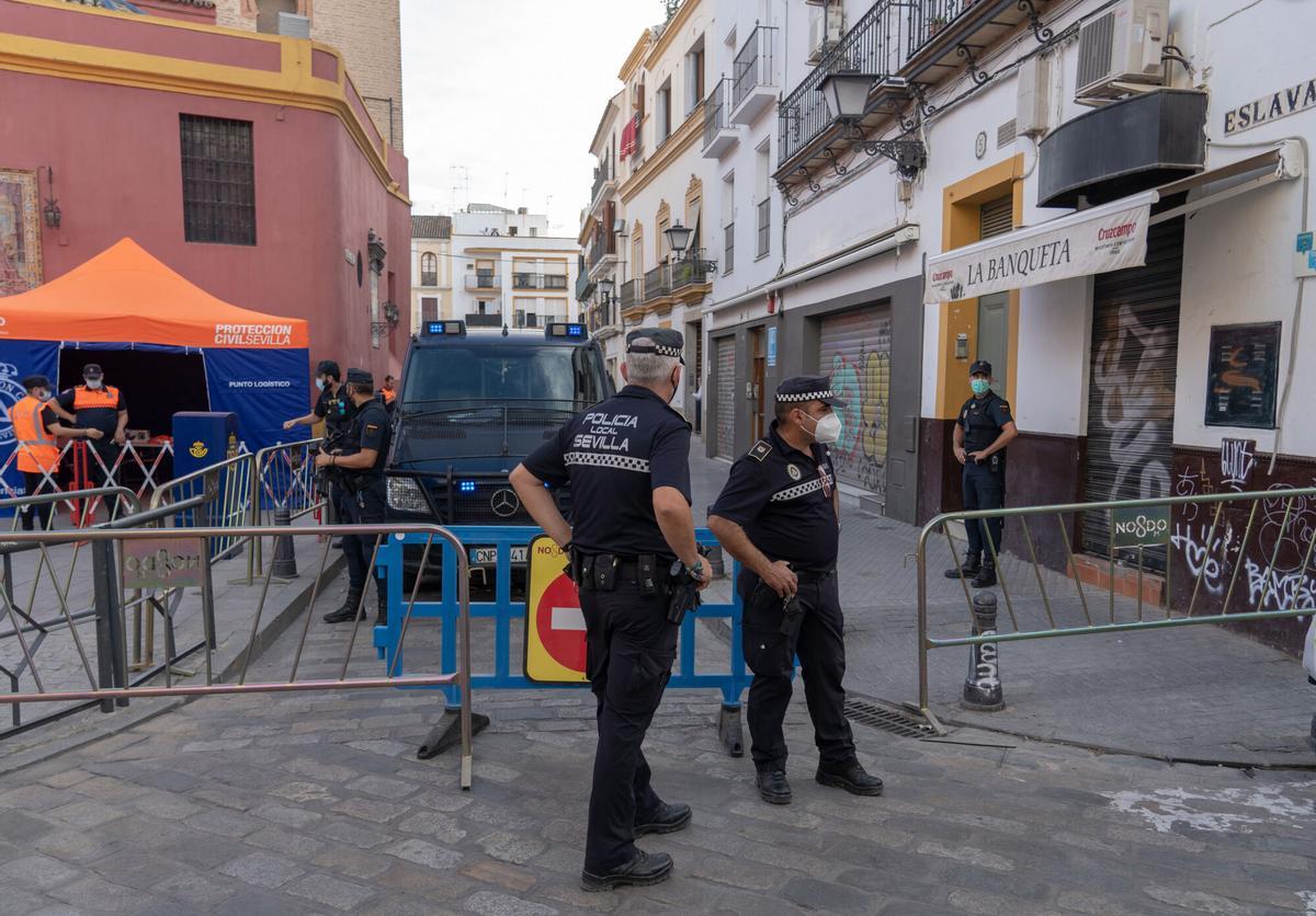 Imagen de archivo de unos agentes en la plaza de San Lorenzo.