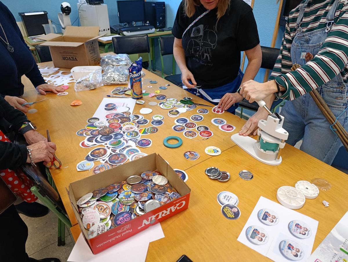 Profesores del centro colaboran elaborando algunas de las chapas.