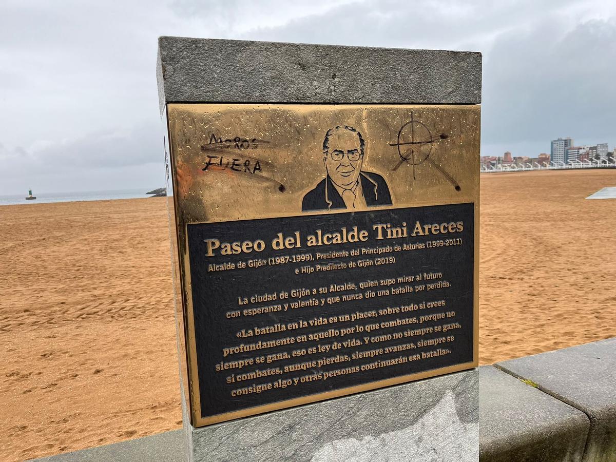 La placa de Areces, con las pintadas