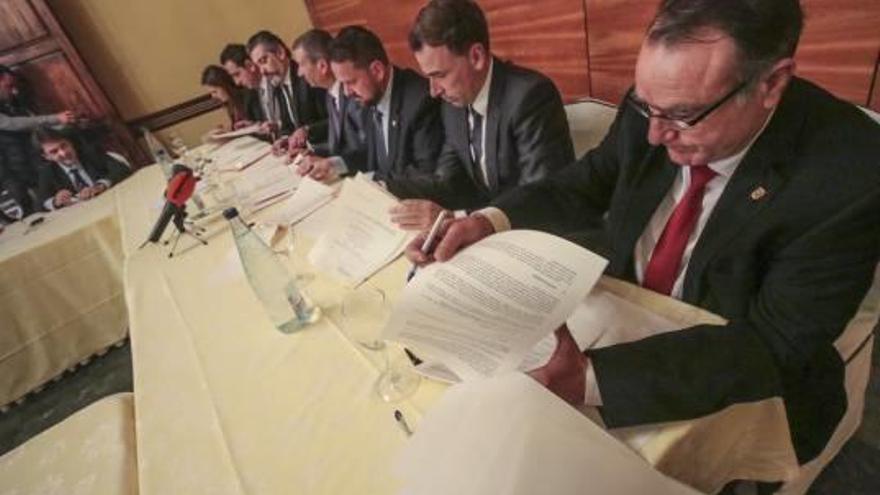 Alcaldes y representantes universitarios firman el convenio que debe cumplirse en 4 meses.