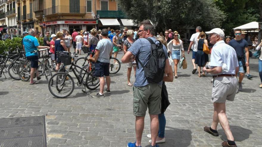 Touristen stehen auf Mallorca.