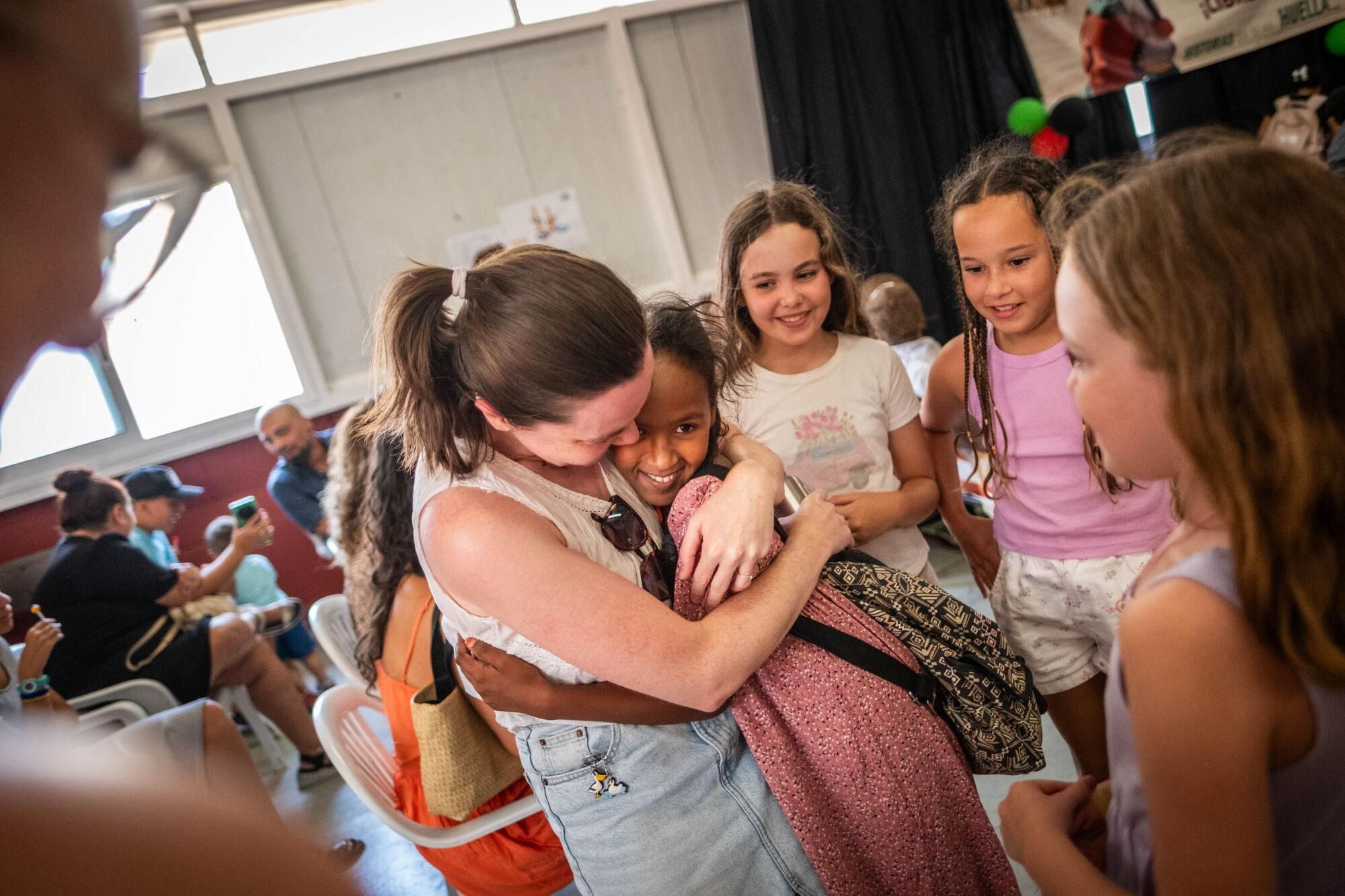 Recepción de los niños de los campamentos saharauis del programa Vacaciones en paz por sus familias de acogida