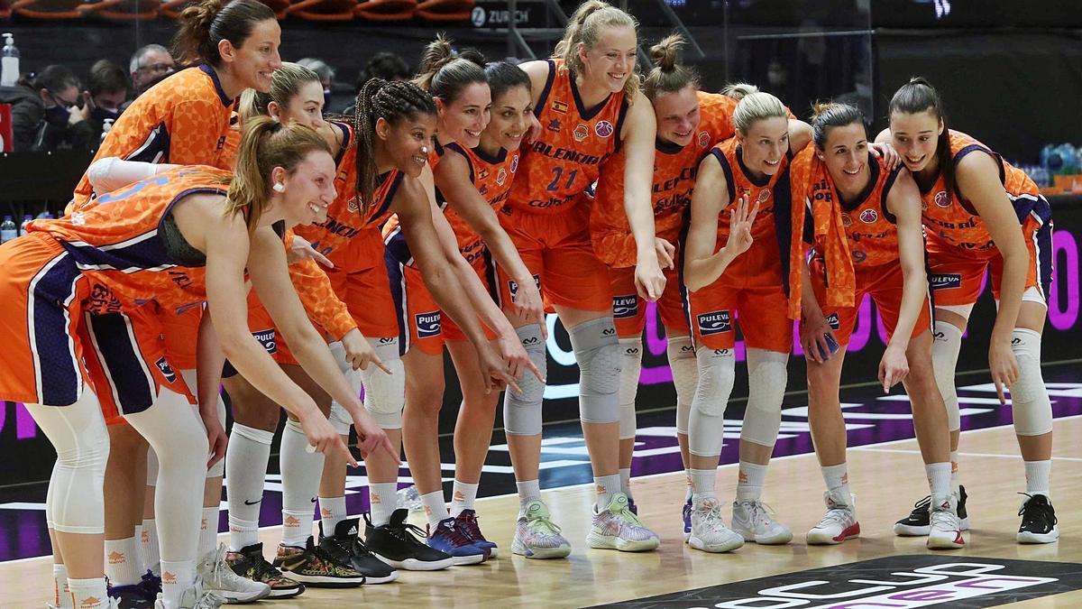 La plantilla del Valencia Basket celebra el triunfo sobre la pista de la Fonteta, que también es favorita para albergar la final a cuatro.  | J.M. LÓPEZ