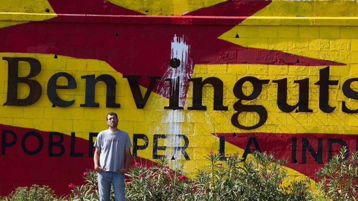 Mural con la 'estelada' a la entrada de Cardedeu que generó polémica.