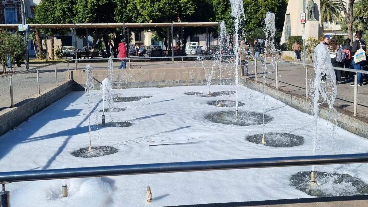 La fuente, llena de espuma.