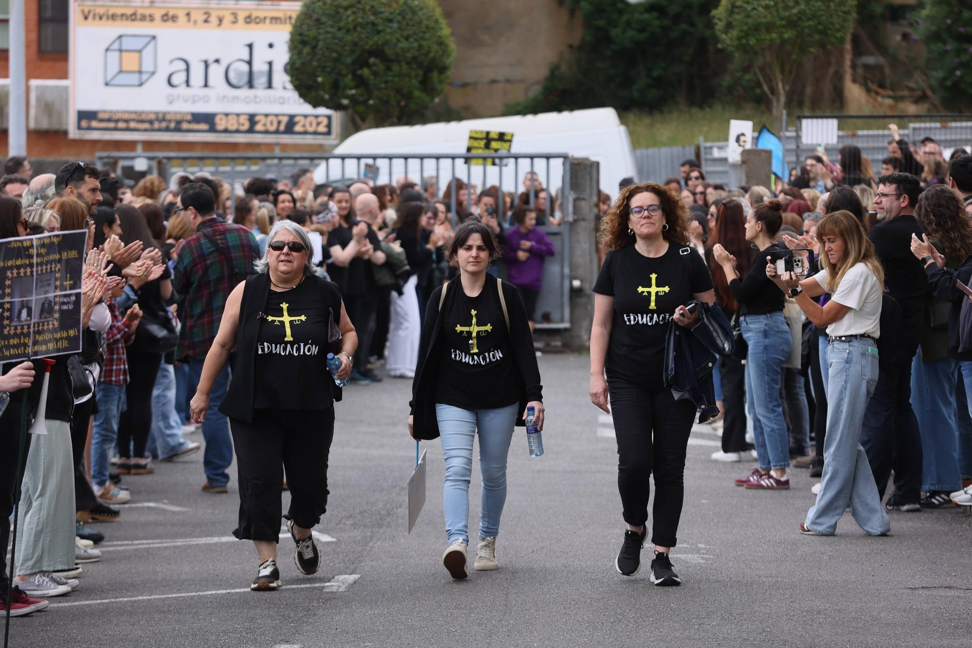 EN IMÁGENES: Concentración de directores de colegio de toda Asturias en el IES La Ería de Oviedo