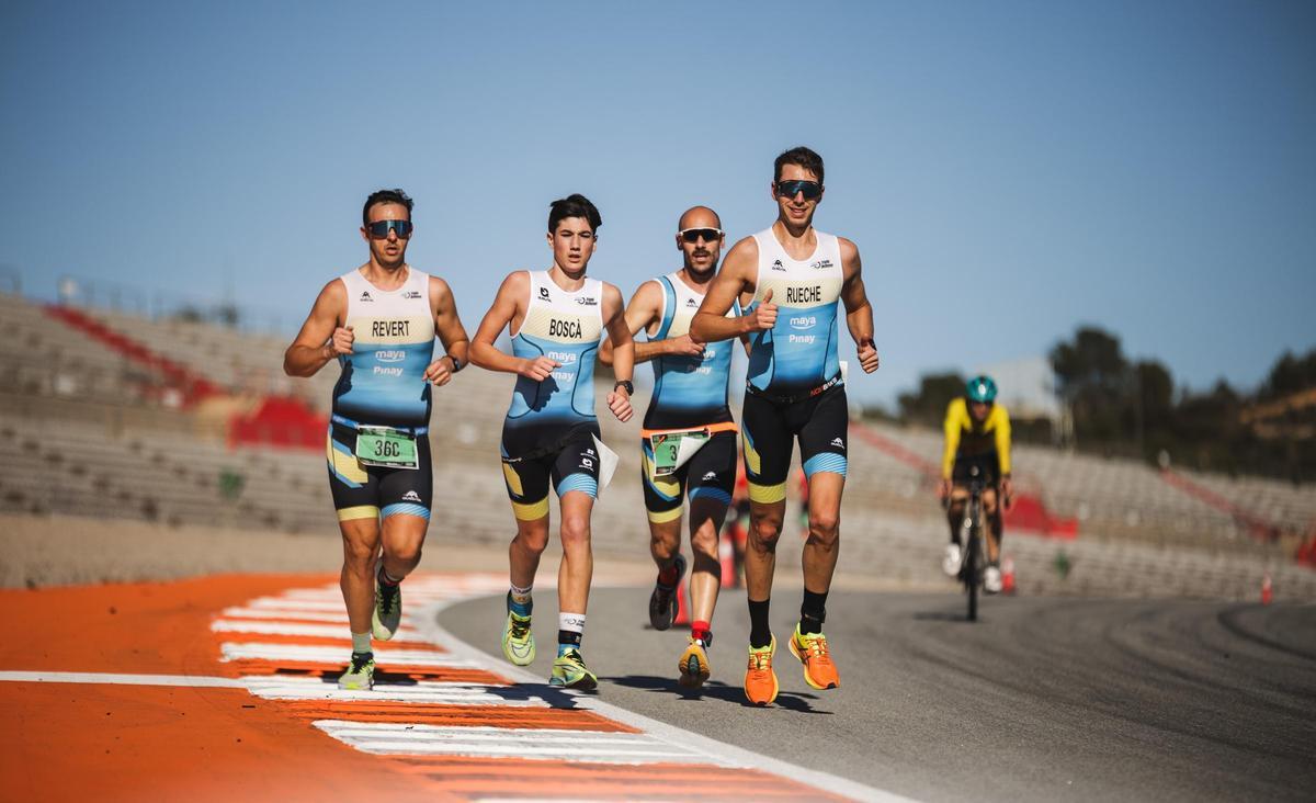 El equipo masculino del Triatló Ontinyent durante la carrera a pie del Duatló de Cheste.