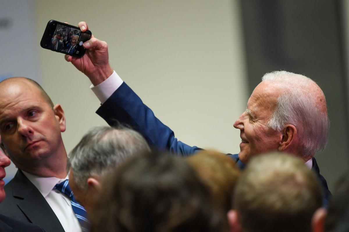 El presidente de los Estados Unidos, Joe Biden, se toma una selfie después de pronunciar un discurso en la Universidad de Ulster en Belfast.