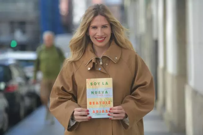 Beatriz Arias presenta su primera novela en A Coruña: "Todos hemos sido los nuevos en un trabajo"
