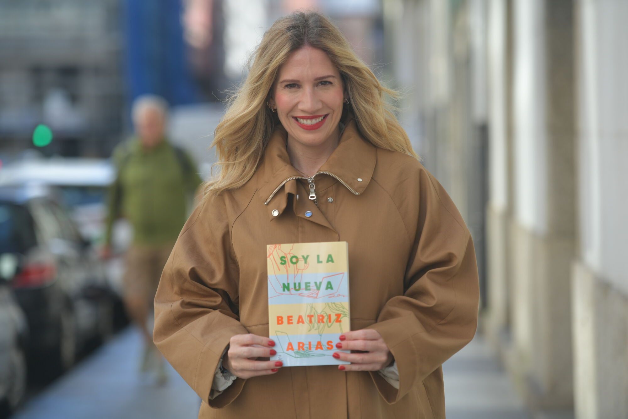 La escritora y periodista Beatriz Arias presenta 'Soy la nueva'