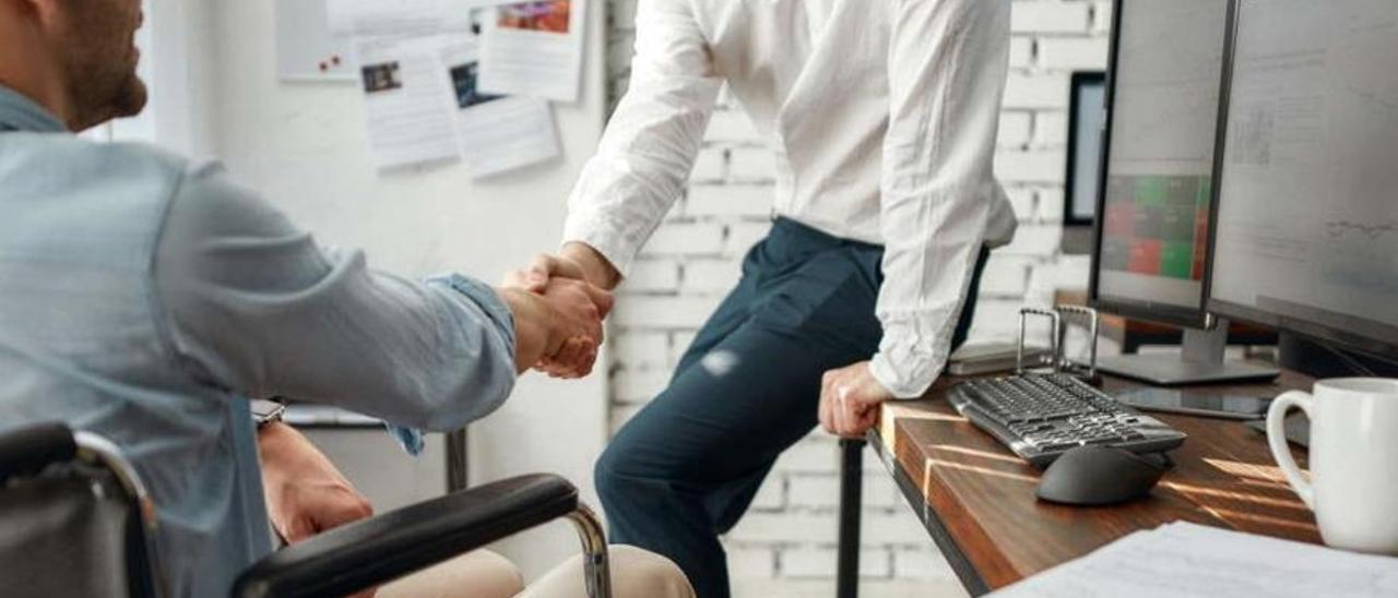 Un empleado con discapacidad